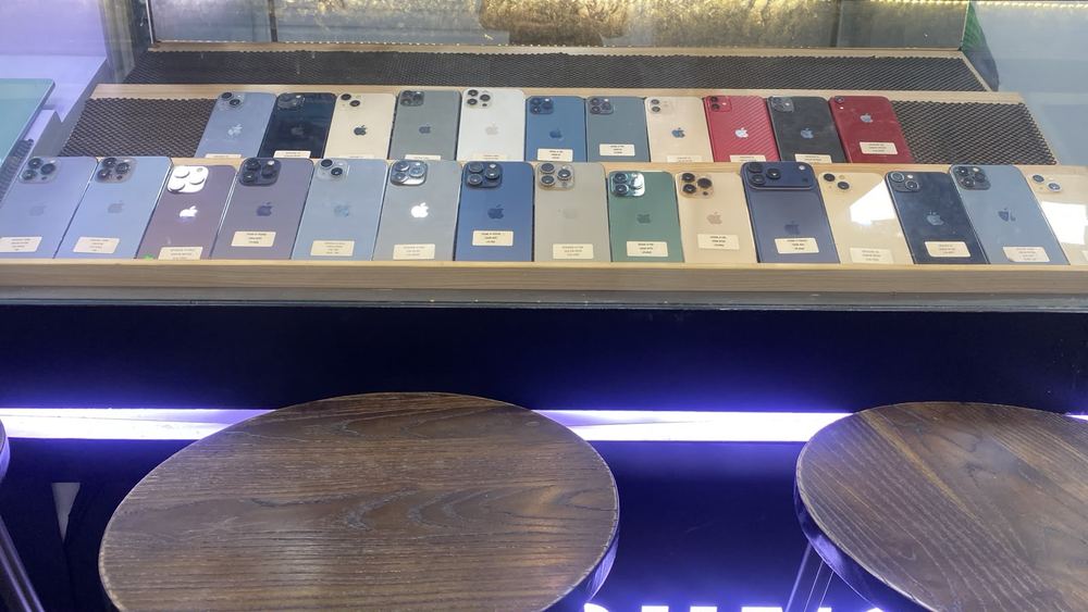 Etalase koleksi iPhone MobileZone Store